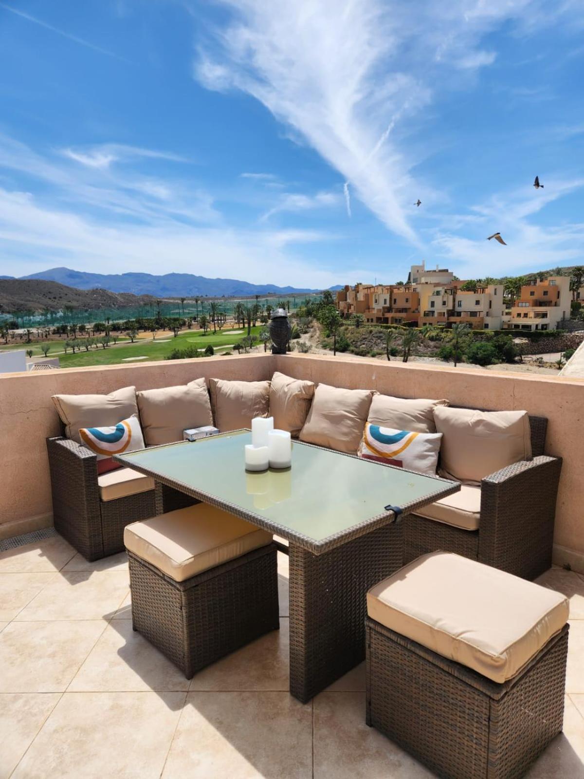 Apartamento Atico Esquinero Con Preciosas Vistas Al Valle Del Golf Con Piscina Comunitaria! *