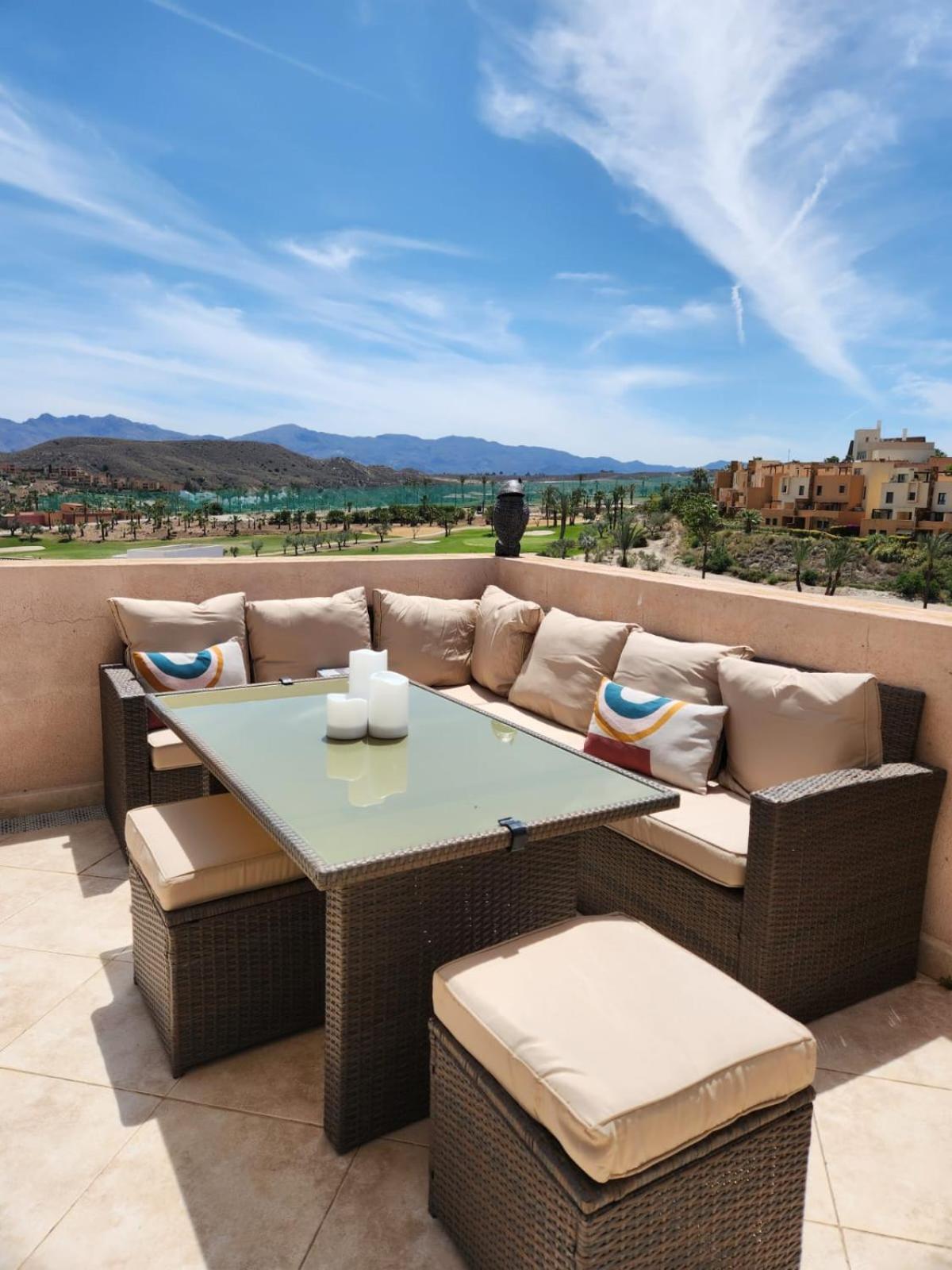 Atico Esquinero Con Preciosas Vistas Al Valle Del Golf Con Piscina Comunitaria! Apartamento