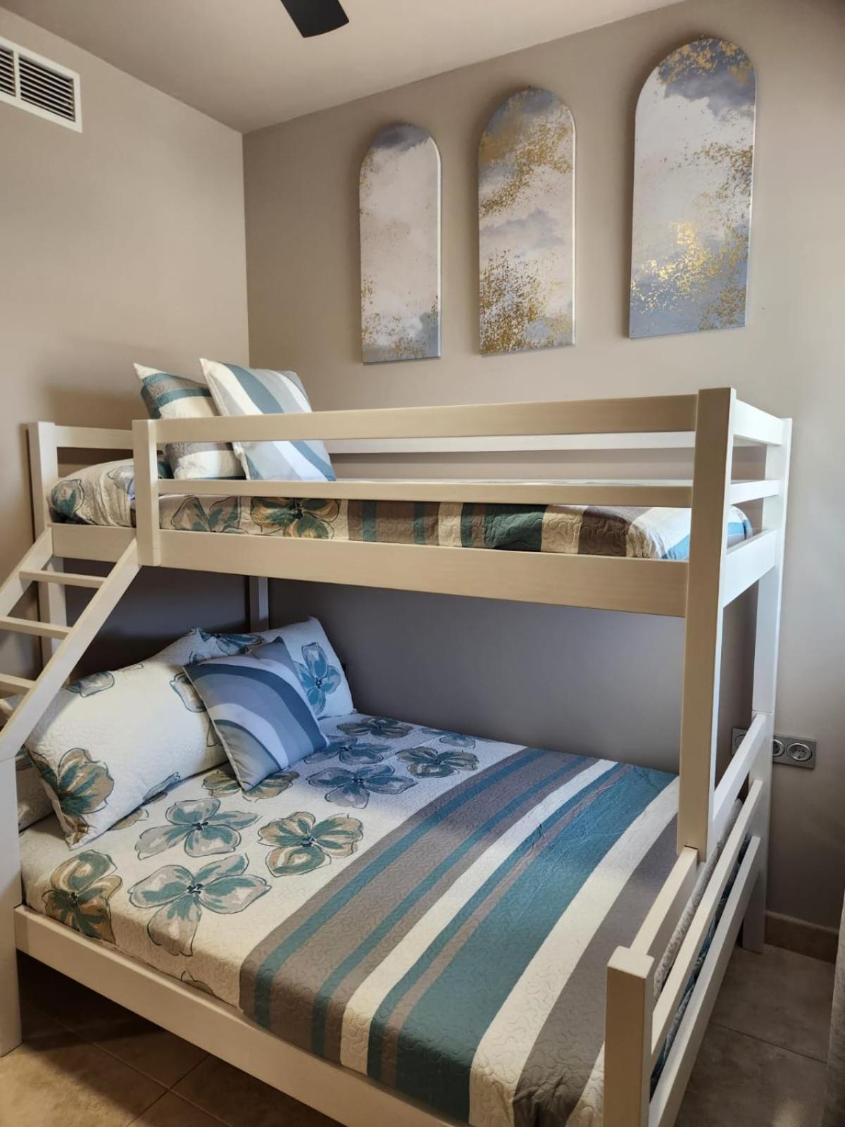 Atico Esquinero Con Preciosas Vistas Al Valle Del Golf Con Piscina Comunitaria! Apartamento *