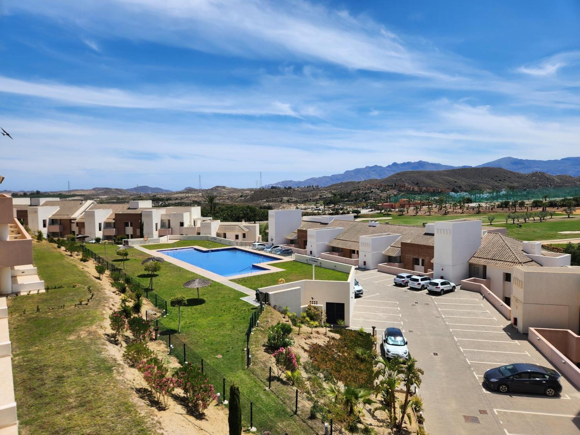 Atico Esquinero Con Preciosas Vistas Al Valle Del Golf Con Piscina Comunitaria!